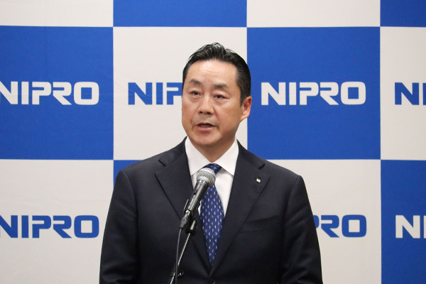 ニプロの山崎剛司社長の写真