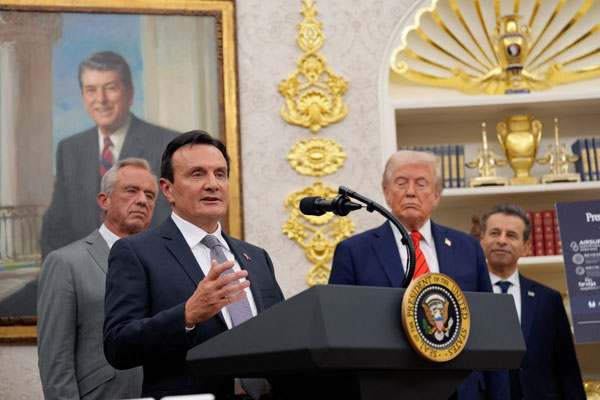 トランプ氏とともに処方薬価格引き下げに関する合意について発表するアストラゼネカのパスカル・ソリオCEOを写した写真（ロイター）