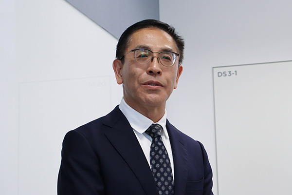 3月に開いた製剤製造棟のメディア向け見学会で話す髙松聡社長CEO