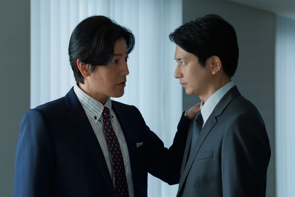 鮫島（要潤さん、左）と紀尾中
