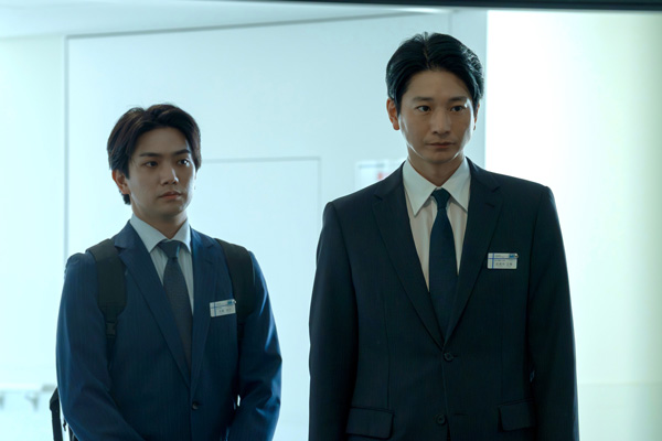 新人MRの市橋（正門良規さん、左）と紀尾中（向井さん）